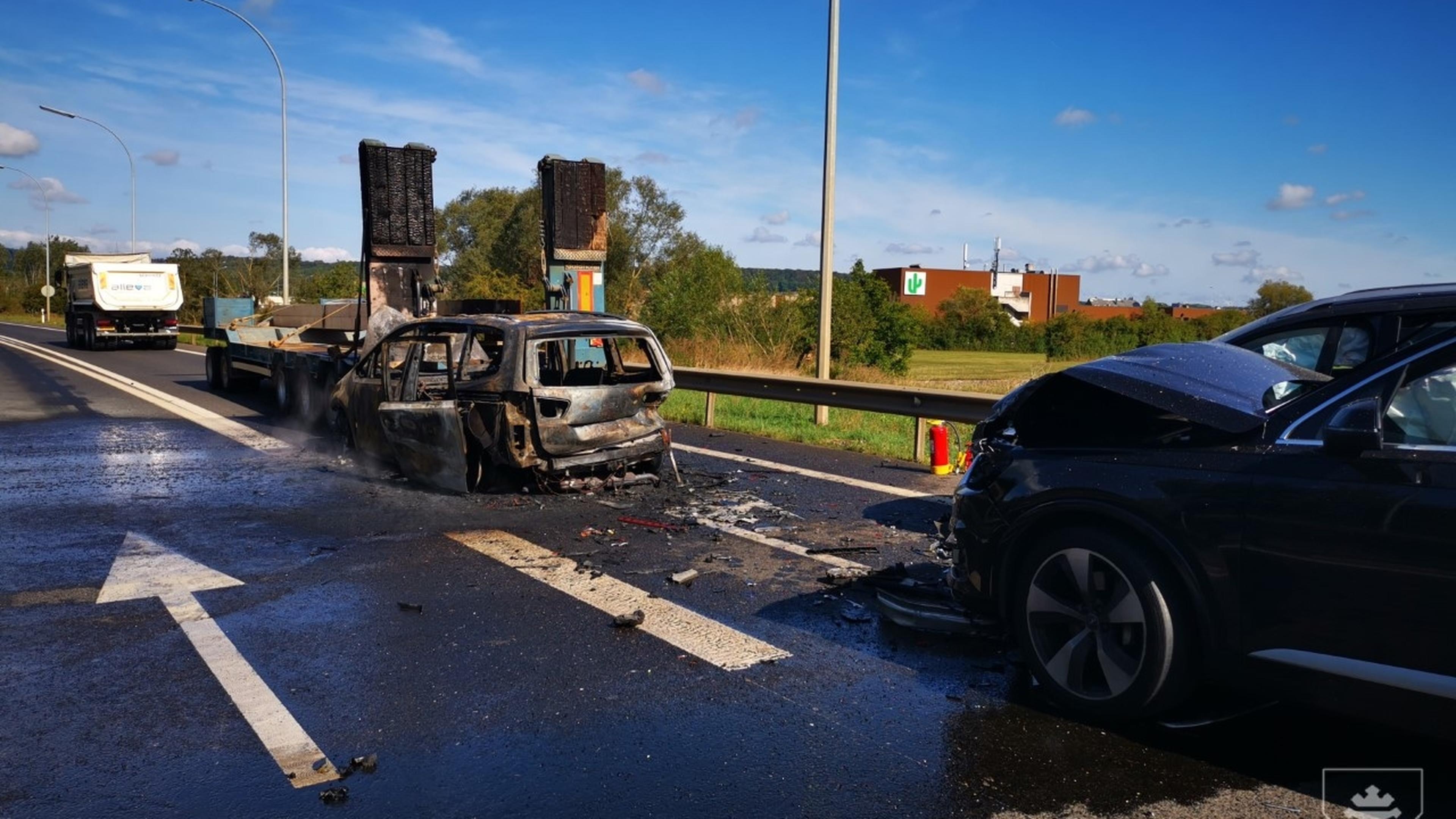 Unfall Auto Brennt Auf A V Llig Aus Luxemburger Wort